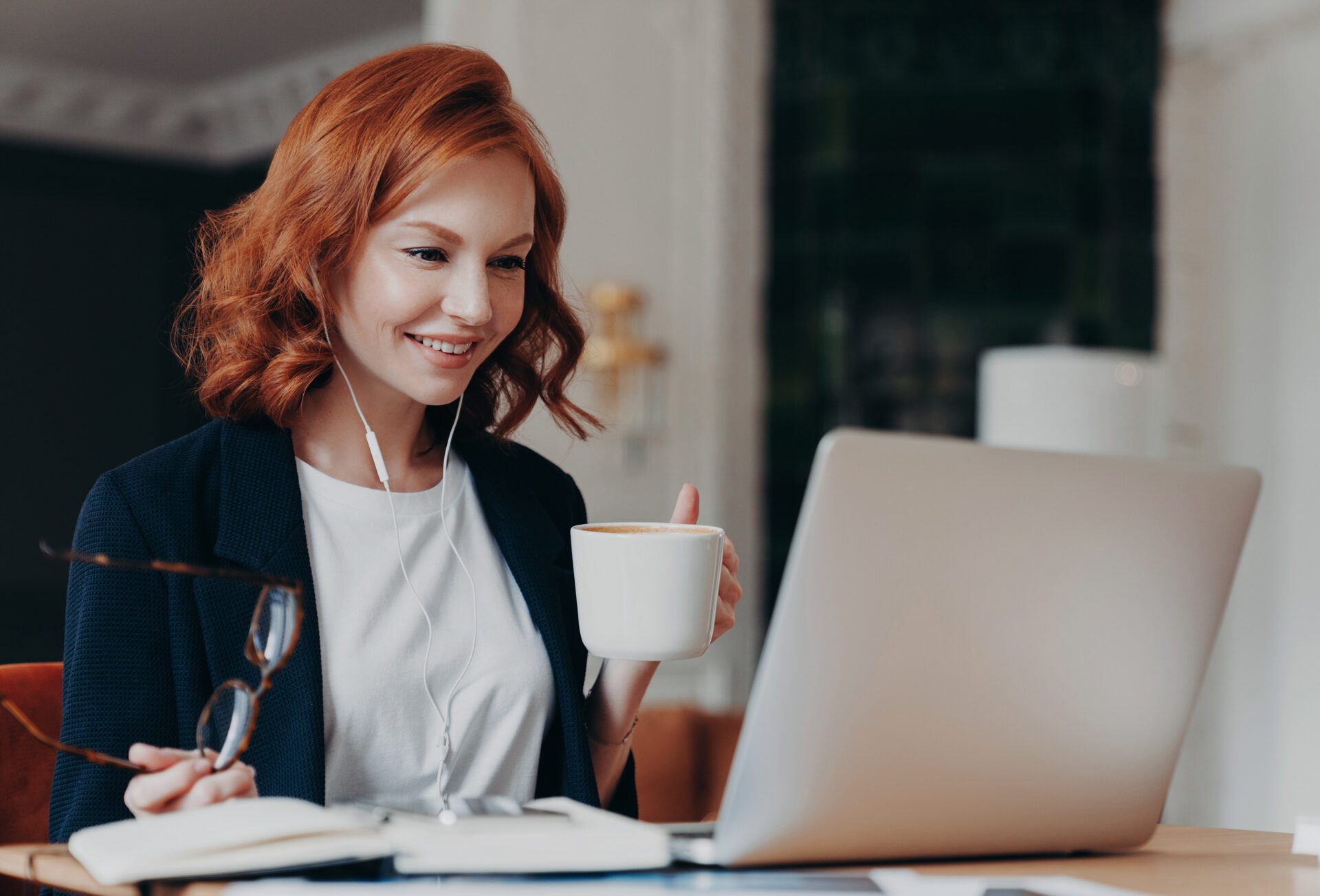 Frau schaut ihren Laptop an