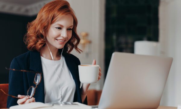 Frau schaut ihren Laptop an