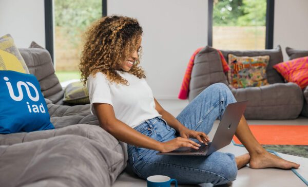 Frau schreibt am Laptop